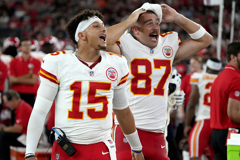 Patrick Mahomes and Travis Kelce attack the Chicago Bears in front of the crowd and Brittany applauds them: The Bears looked back in sadness