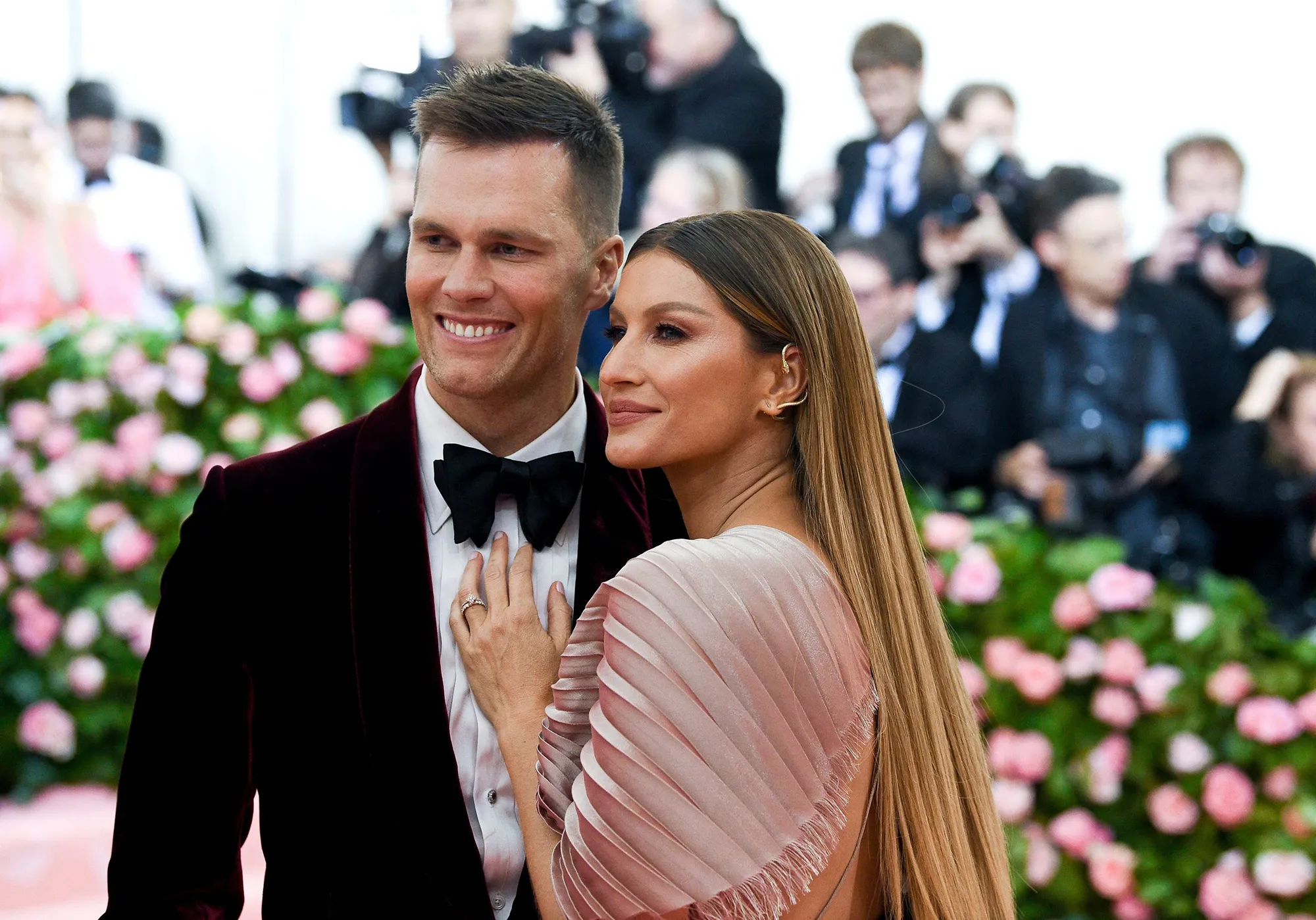 BREAKING NEWS: Tom Brady announces his wedding with ex-wife Gisele Bündchen after their reunion, two years after their divorce