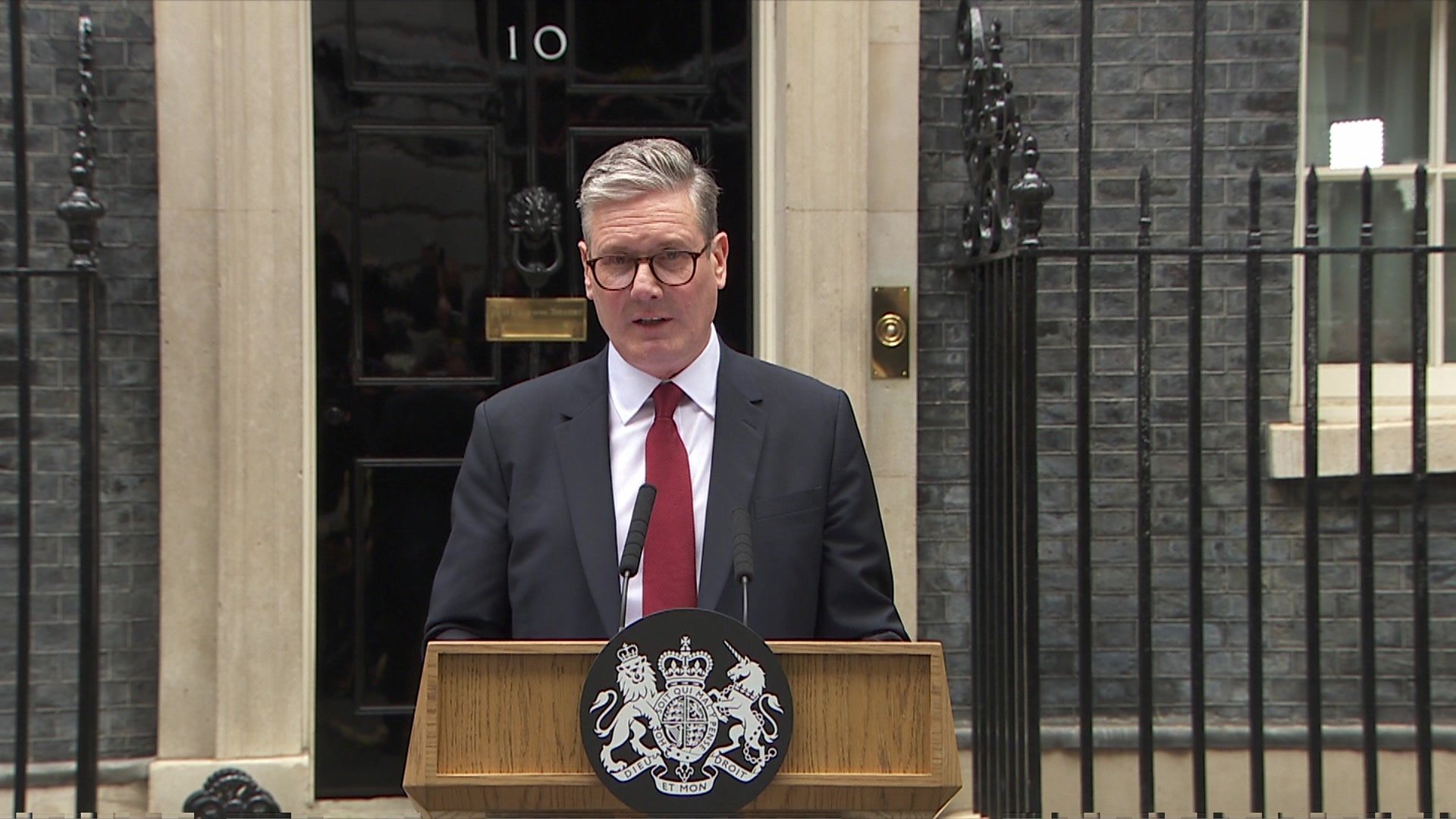 WATCH: Keir Starmer's first speech sparks fury for glaring omission - 'Where is it?' Keir Starmer arrived to thundering applause outside Downing Street but eagle-eyed viewers couldn't help but notice one thing missing.